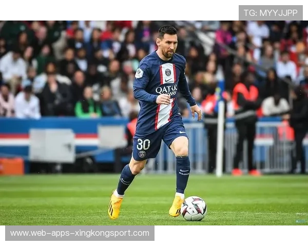 梅西参加慈善球赛亲自进球后把球送给病童，泪目瞬间